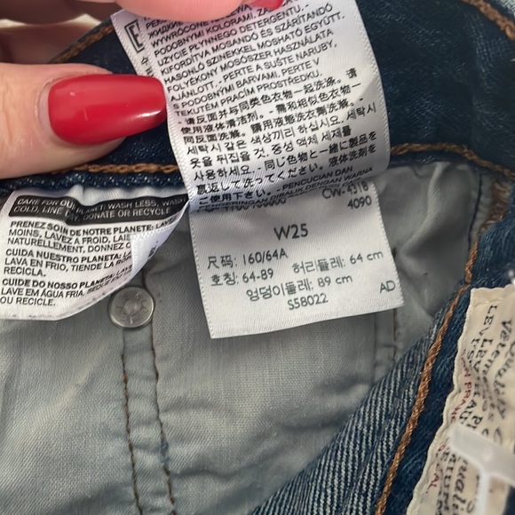 Get ready for summer with these cute short Levi shorts cute button up shorts! - Picture 5 of 6